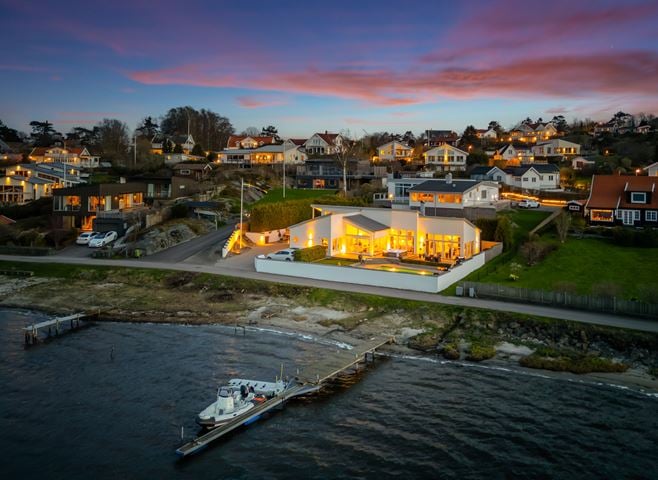 Bjurfors Beyond presenterar en strandvilla med fritt havspanorama och skyddat poolområde. Steglavägen 8 - Bjurfors