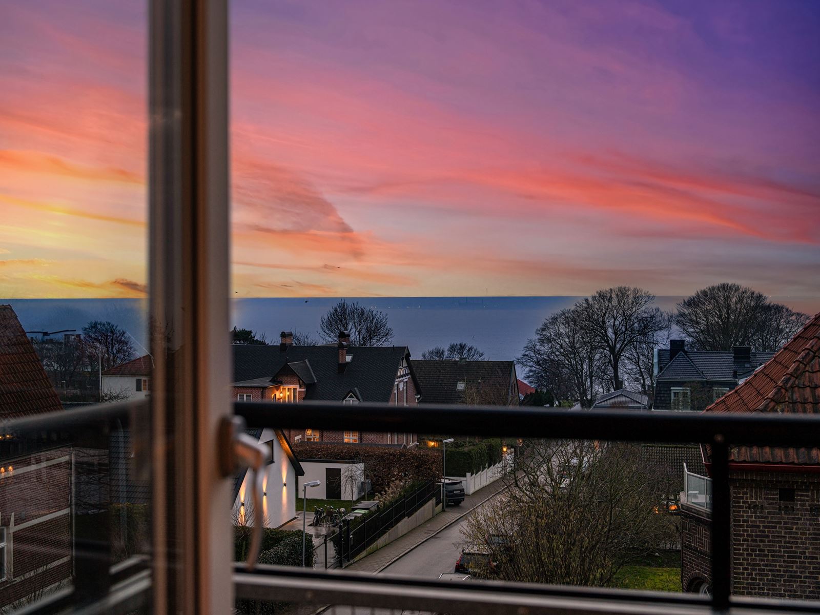 Utsikten är lika imponerande dag som natt, med glittrande hav och ljusen från den danska kustlinjen.. Karl X Gustavs Gata 58 - Bjurfors