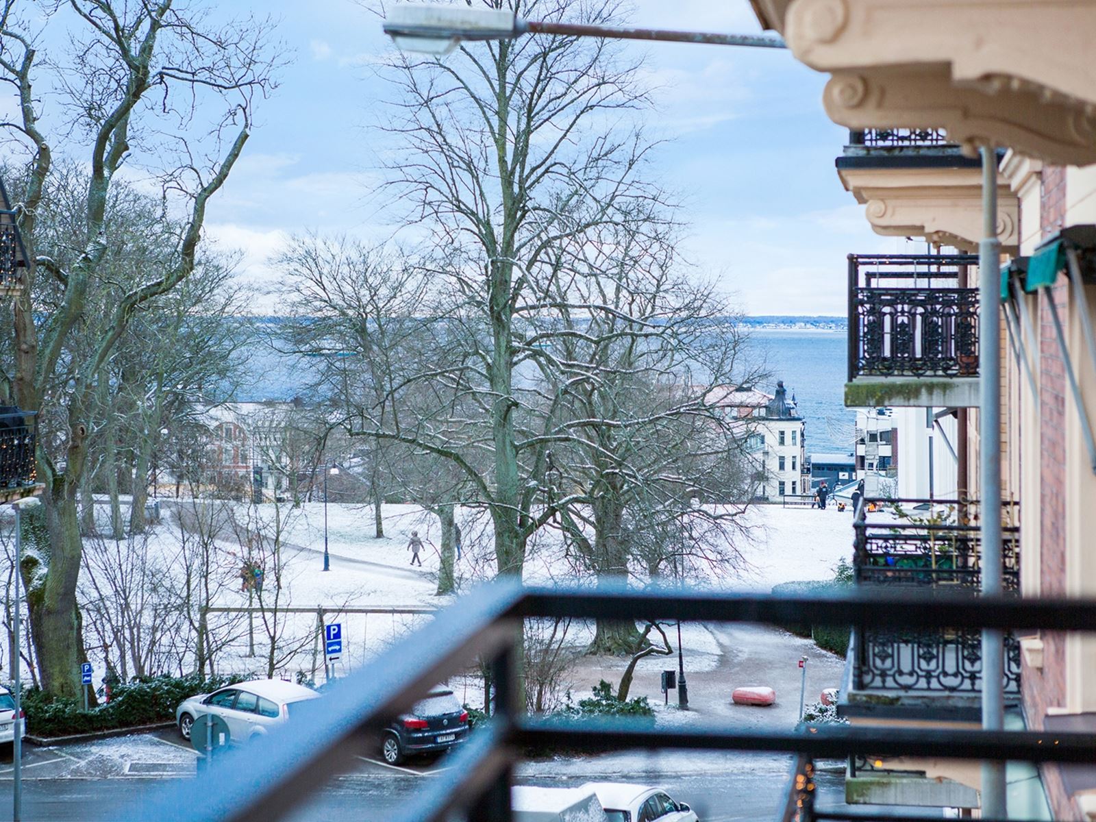 Från balkongen som nås via vardagsrummet har ni hänförande utsikt mot havet & Vikingsbergsparken. Föreningsgatan 7 - Bjurfors