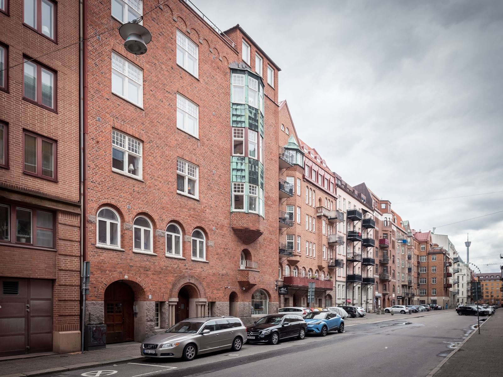 Vacker fasad ut mot Hedåsgatan - varmt välkomna på visning!. Hedåsgatan 4A - Bjurfors