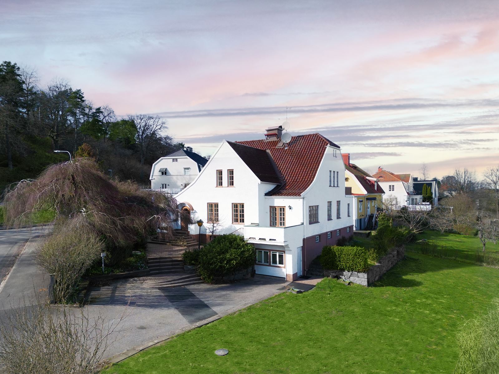 Hus från 1920-talet är bland de mest eftertraktade husen i Sverige. Hörntomten är grädden på moset.. Von Platensgatan 24B - Bjurfors