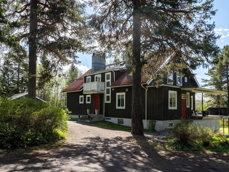 Karolinervägen 8