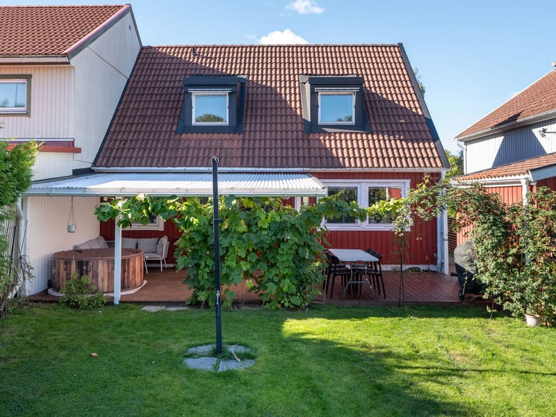 Trastsångsvägen 9