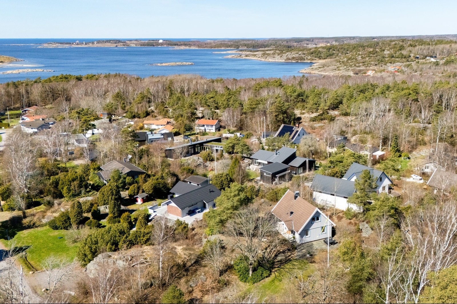 Idyllisk och havsnära bostad med grönskande, insynsskyddad och solig trädgård