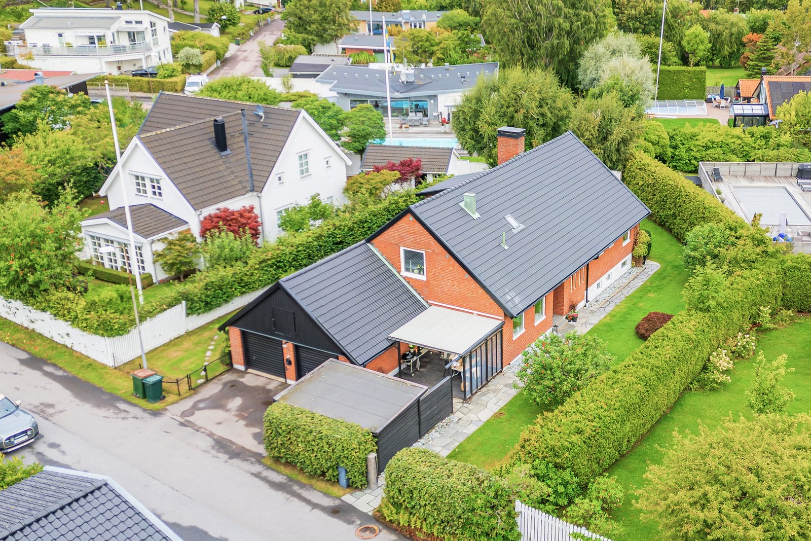 Arkitektritad 60-talsvilla med tidlös elegans och havsnära livsstil i Hovås Villastad