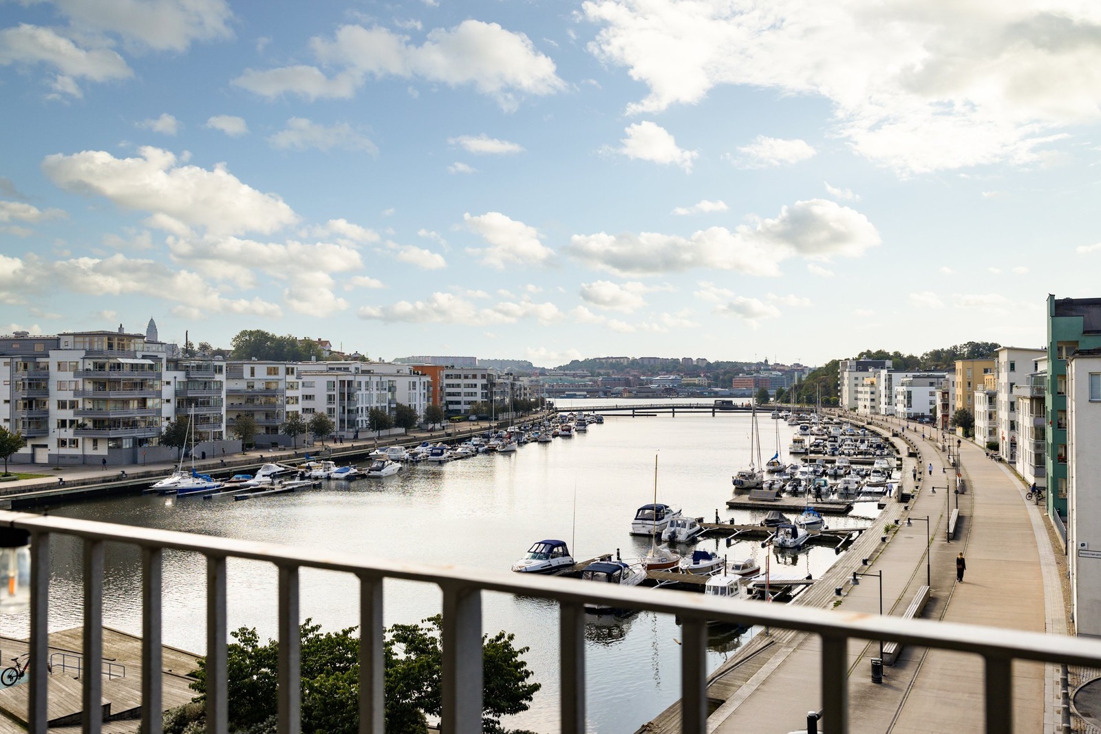 Med bästa läget i Sannegårdshamnen har du här en mycket unik bostad