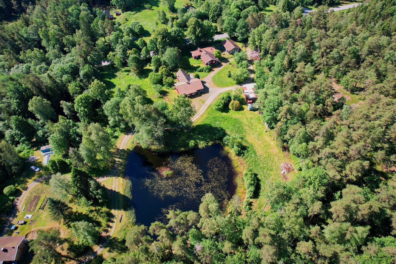 Här finns tre hus i ett plan varav två kan brukas redan idag som permanentboende