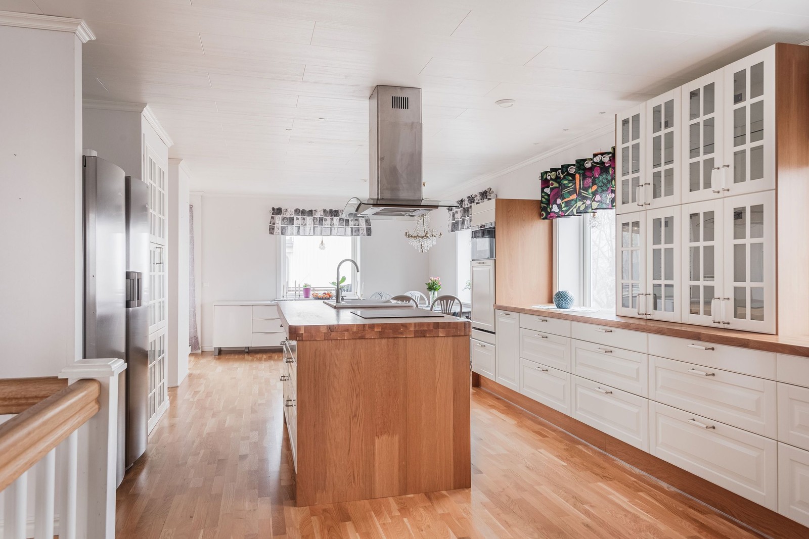 Husets hjärta. Stort, härligt kök med skafferi som man kan gå in i. Matplats för stora familjen