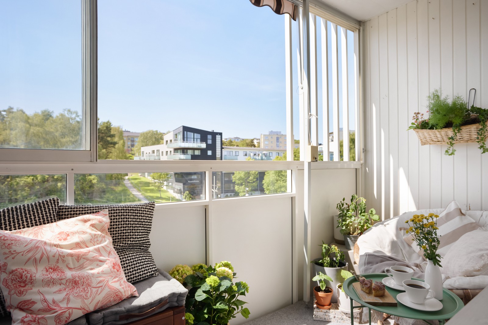 Underbar balkong med ett eftertraktat västerläge och reglerbar inglasning