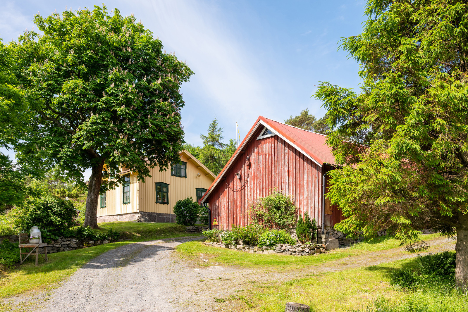 Villan och ladugården är tidstypiskt tidigt 1900 tal