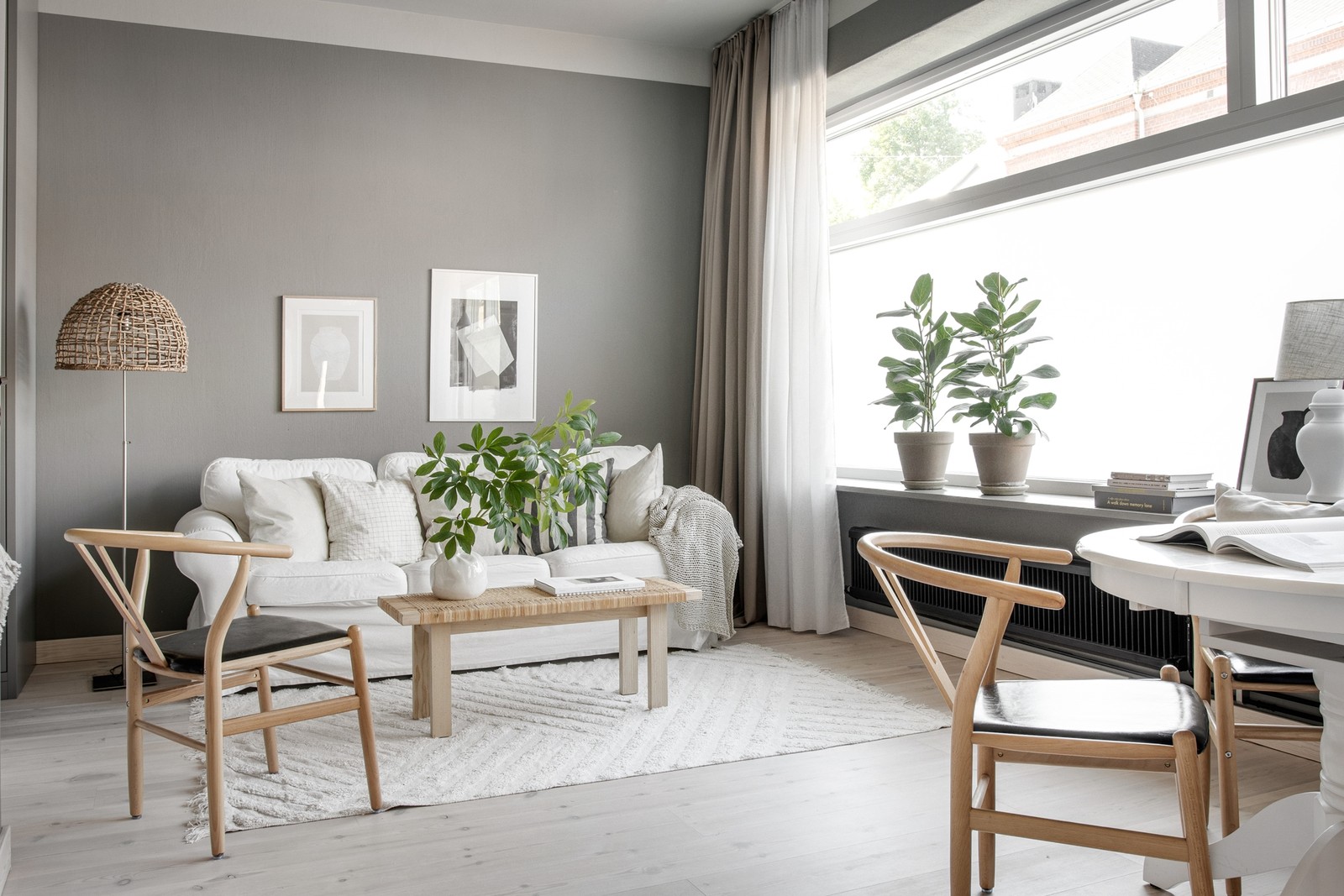 Varmt välkomna till denna moderna och yteffektiva enrummare som nyproducerades 2020.