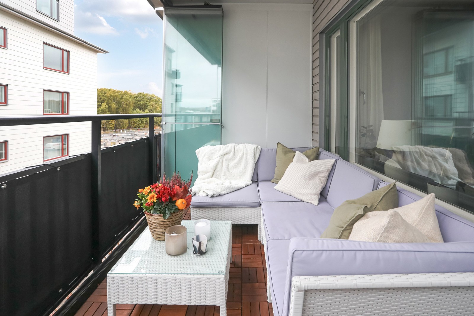 Stor inglasad balkong i soligt söderläge