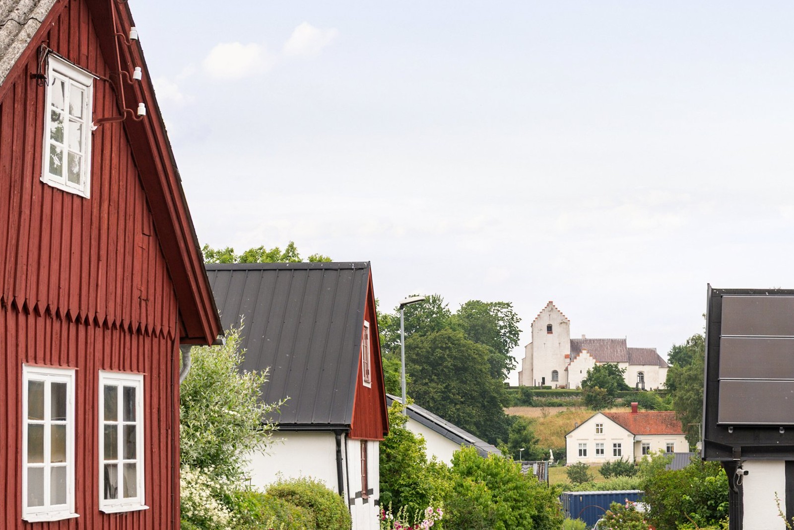Vacker gatuvy mot Ravlunda kyrka