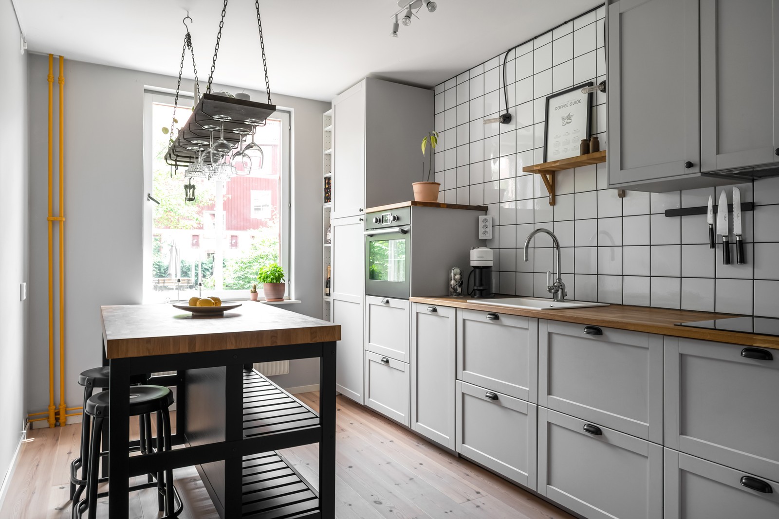 Kökets design går i tidlösa nyanser och harmoniserar med resten av bostaden