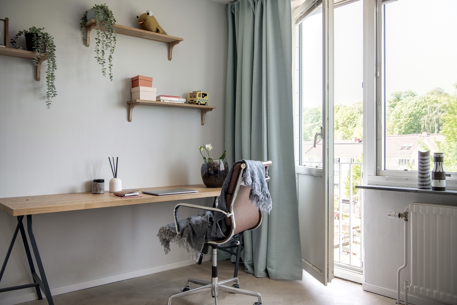 Välkommen till en optimalt planerad bostad med ett fantastiskt ljusinsläpp!