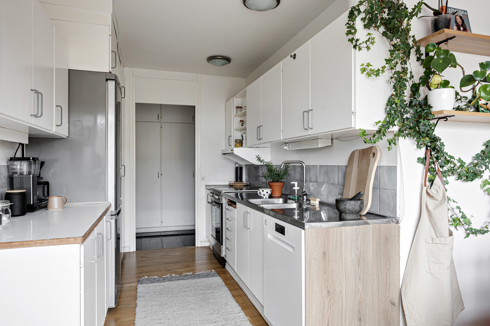 Rymligt kök med praktiska ytor