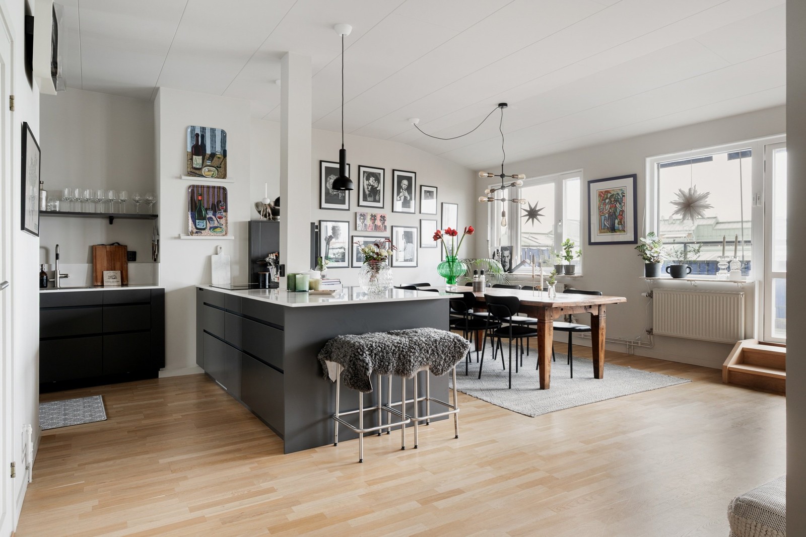 Äntligen har vi nöjet att presentera denna extraordinära fyra på Lotsgatan 11!