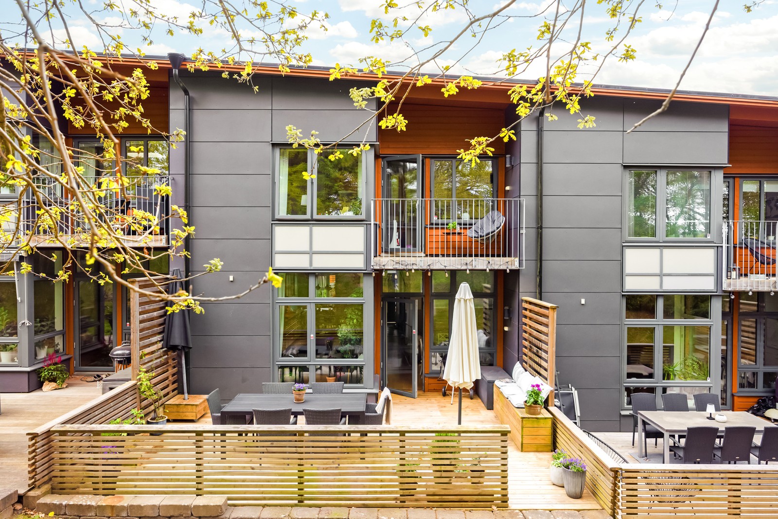 Ljust och modernt radhus med naturnära läge i familjevänliga Backatorp.