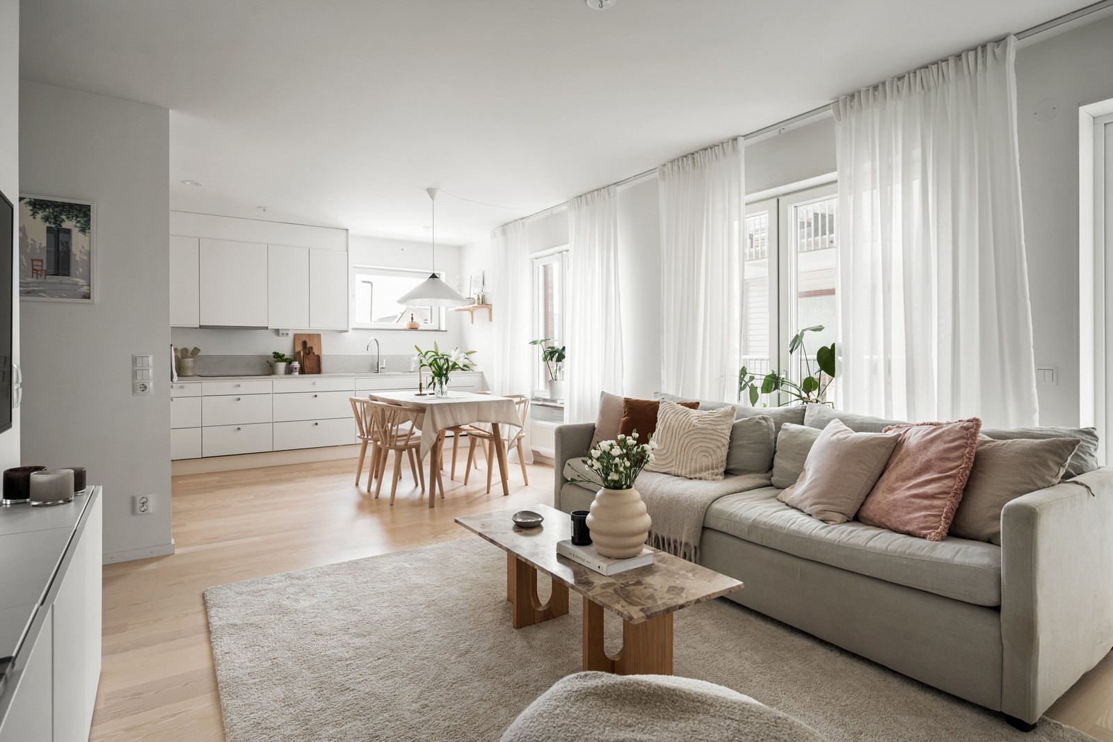 Ljuset flödar in via de stora fönstren och sprider sig fint över varje kvadratmeter