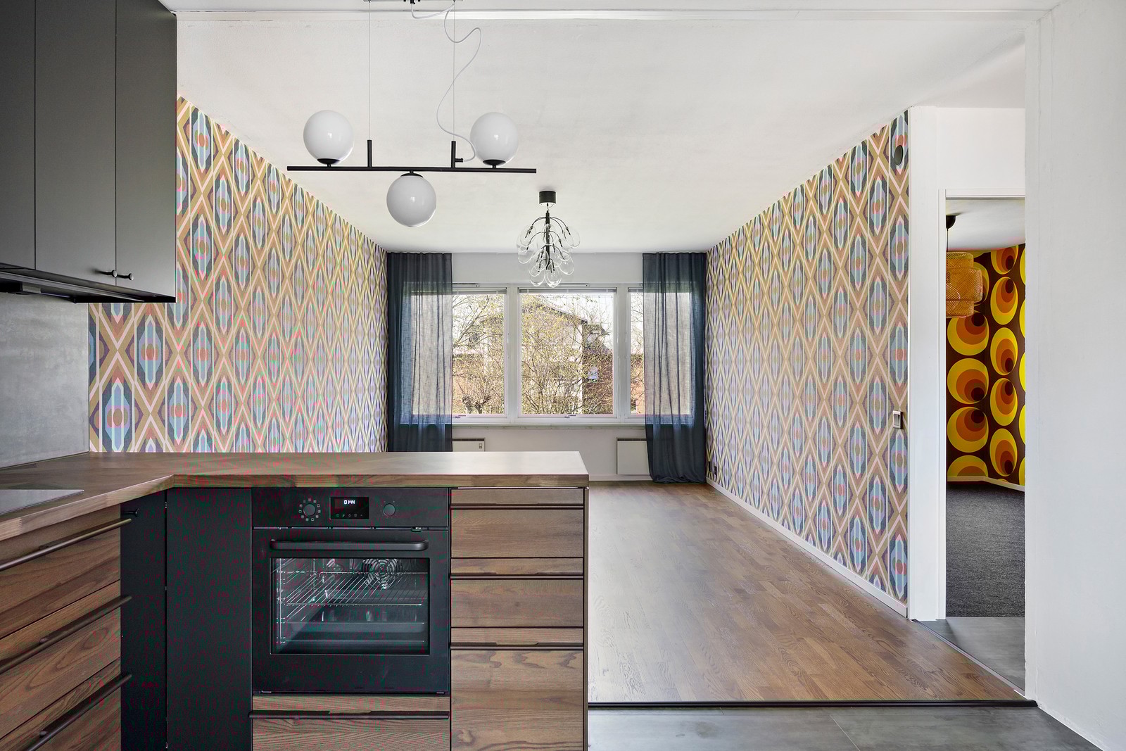 Öppna ytor och färgstarka väggar – ett hem med karaktär.