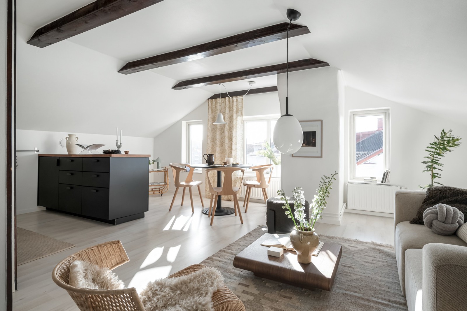 Varmt välkommen till Wingårdsgatan 9E, en fantastisk vindsetta med charmiga detaljer och sovalkov