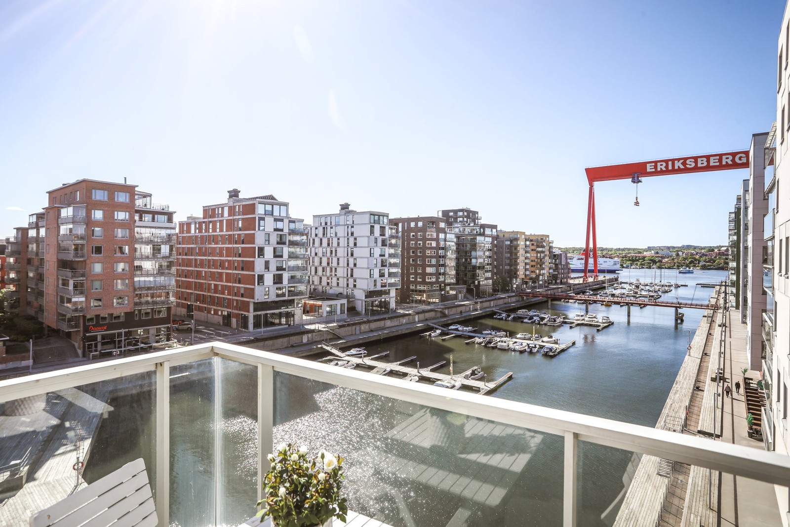 Här bor ni med ett underbart läge på Monsungatan!