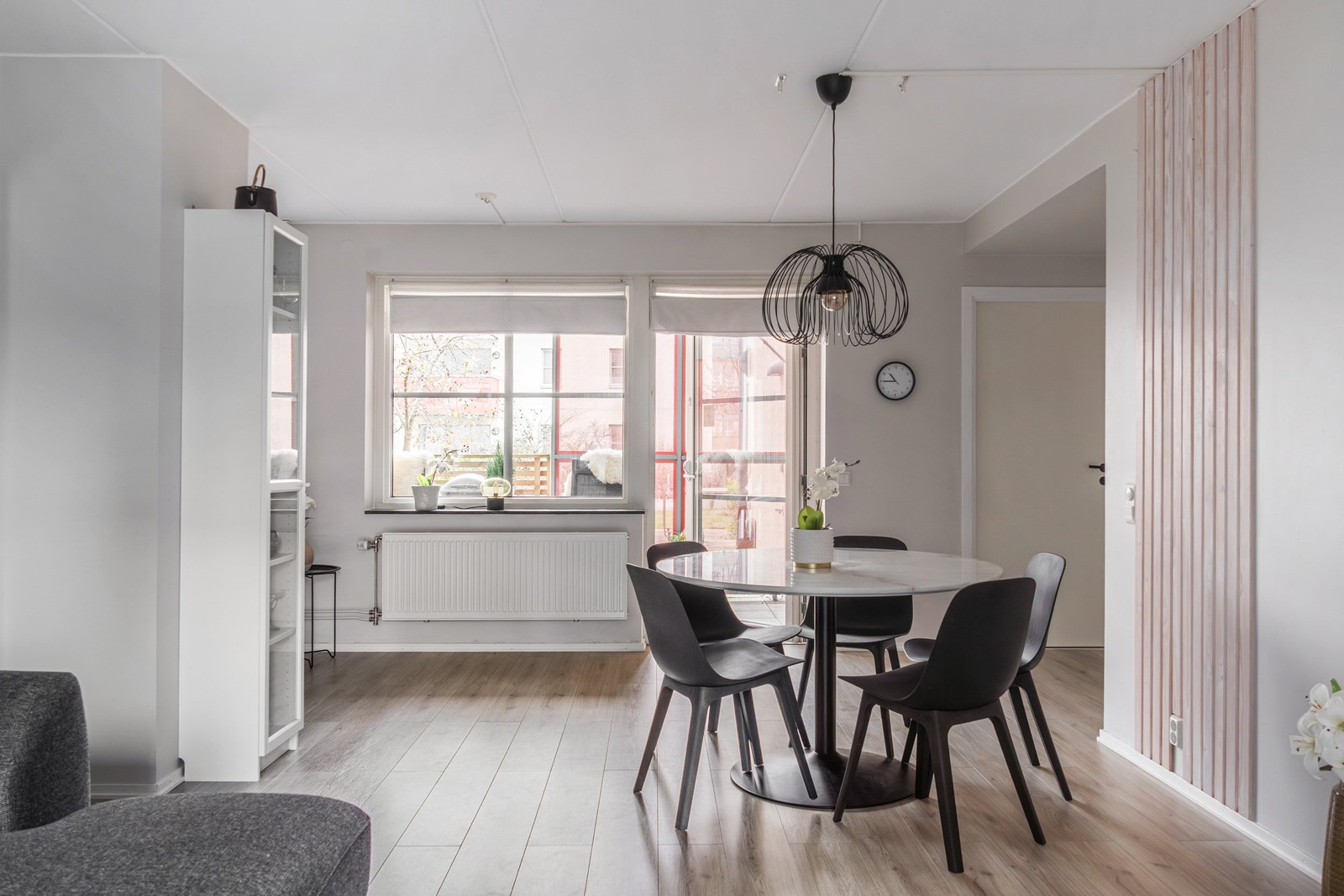 Utgång till den trevliga uteplatsen med eftermiddagssol