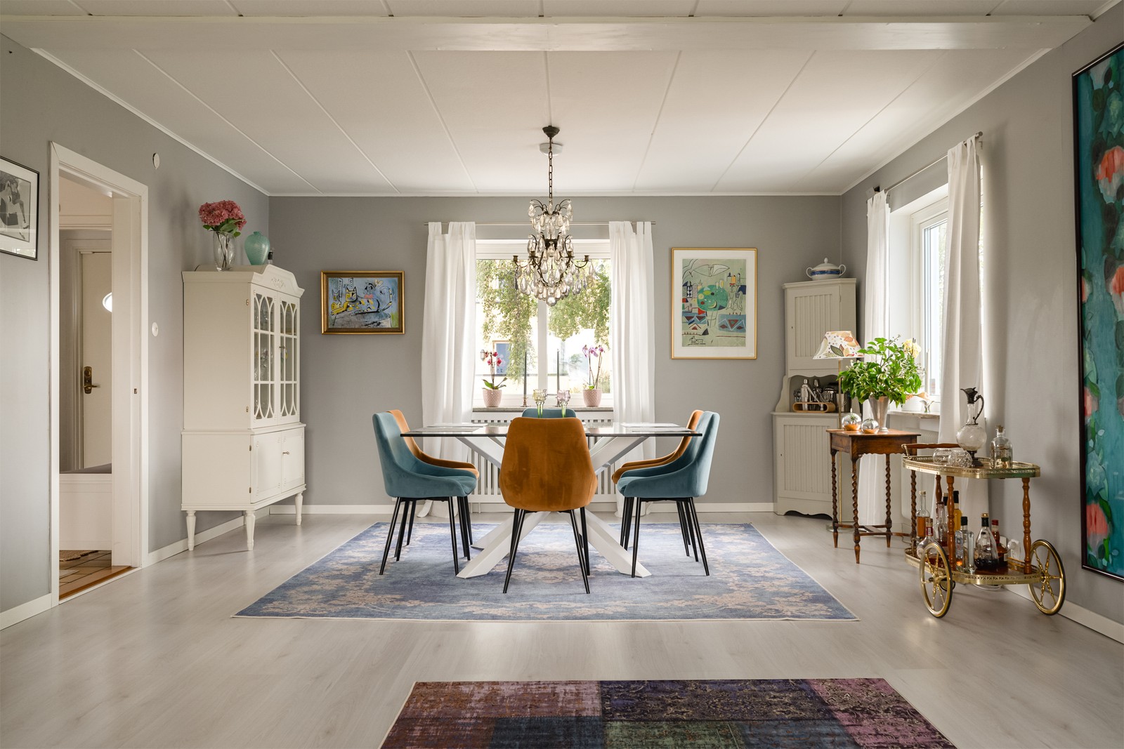 Gott om plats för matsalsbord i vardagsrum