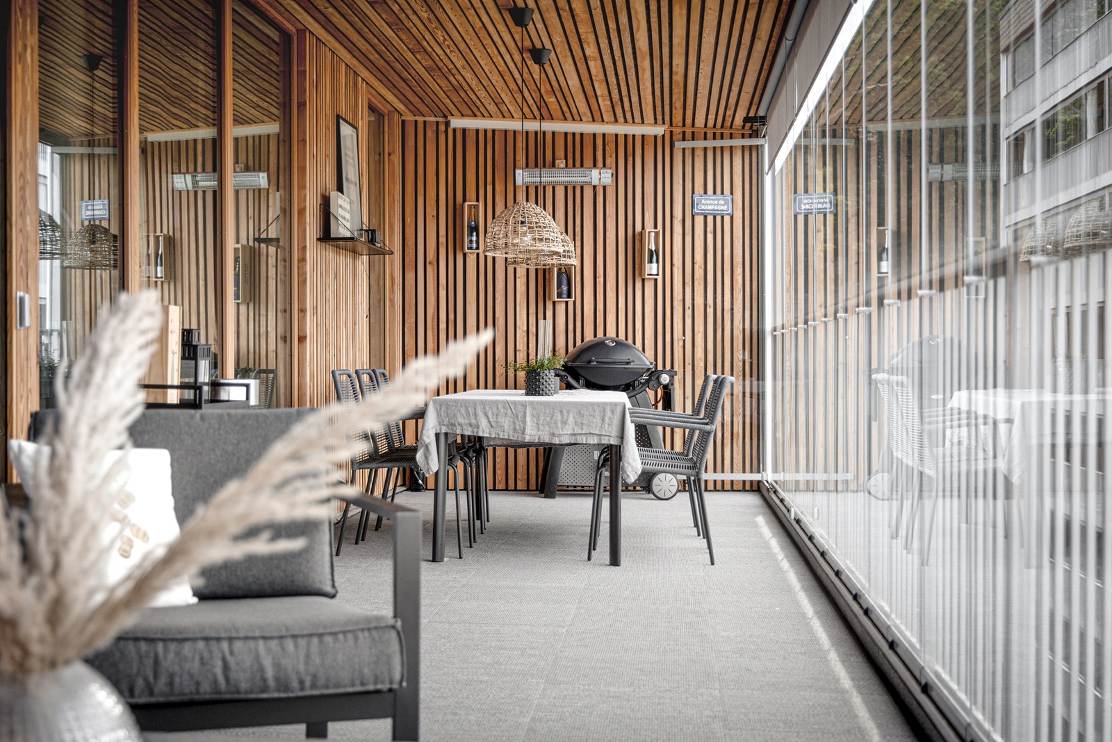 Högst upp i huset finner vi denna välplanerade trea med utsikt mot Göteborg