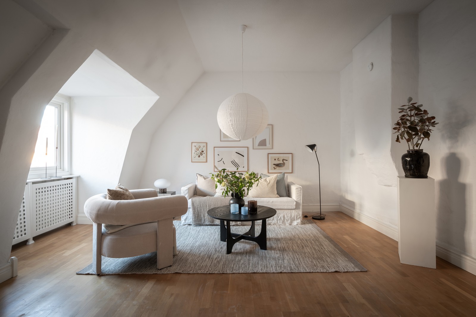 Bjurfors Century presenterar nu en strålande 20-tals vindslägenhet på attraktiv adress.