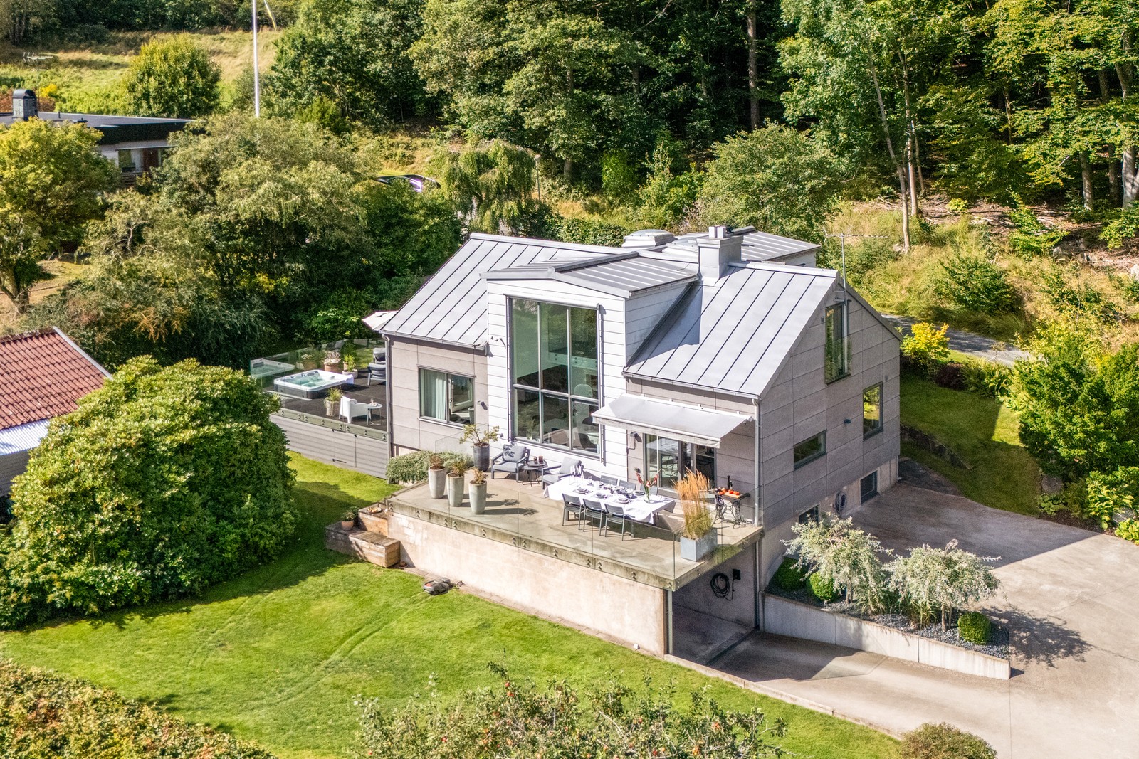 Välkomna till grönskande Västra Villastaden och till denna extraordinära villa