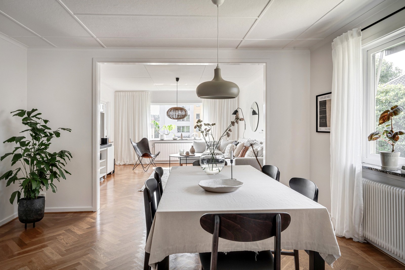 Äldre bevarad 30-tals charm med två sällskapsrumrum i fil