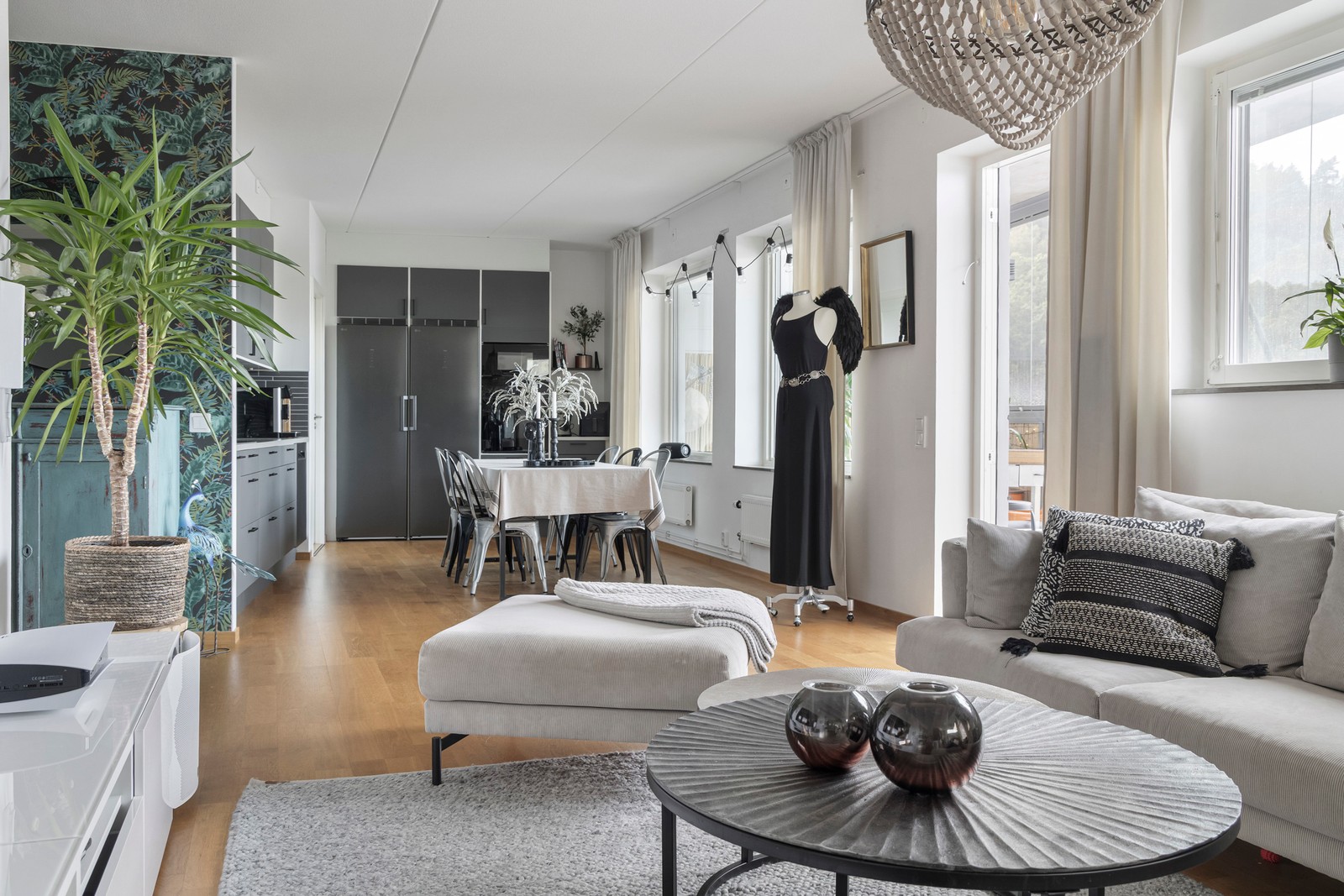 Öppen social planlösning med stora fönsterpartier