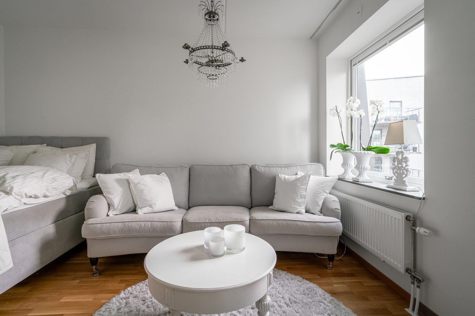 Bostaden har stora fönsterpartier som släpper in rikligt med ljus