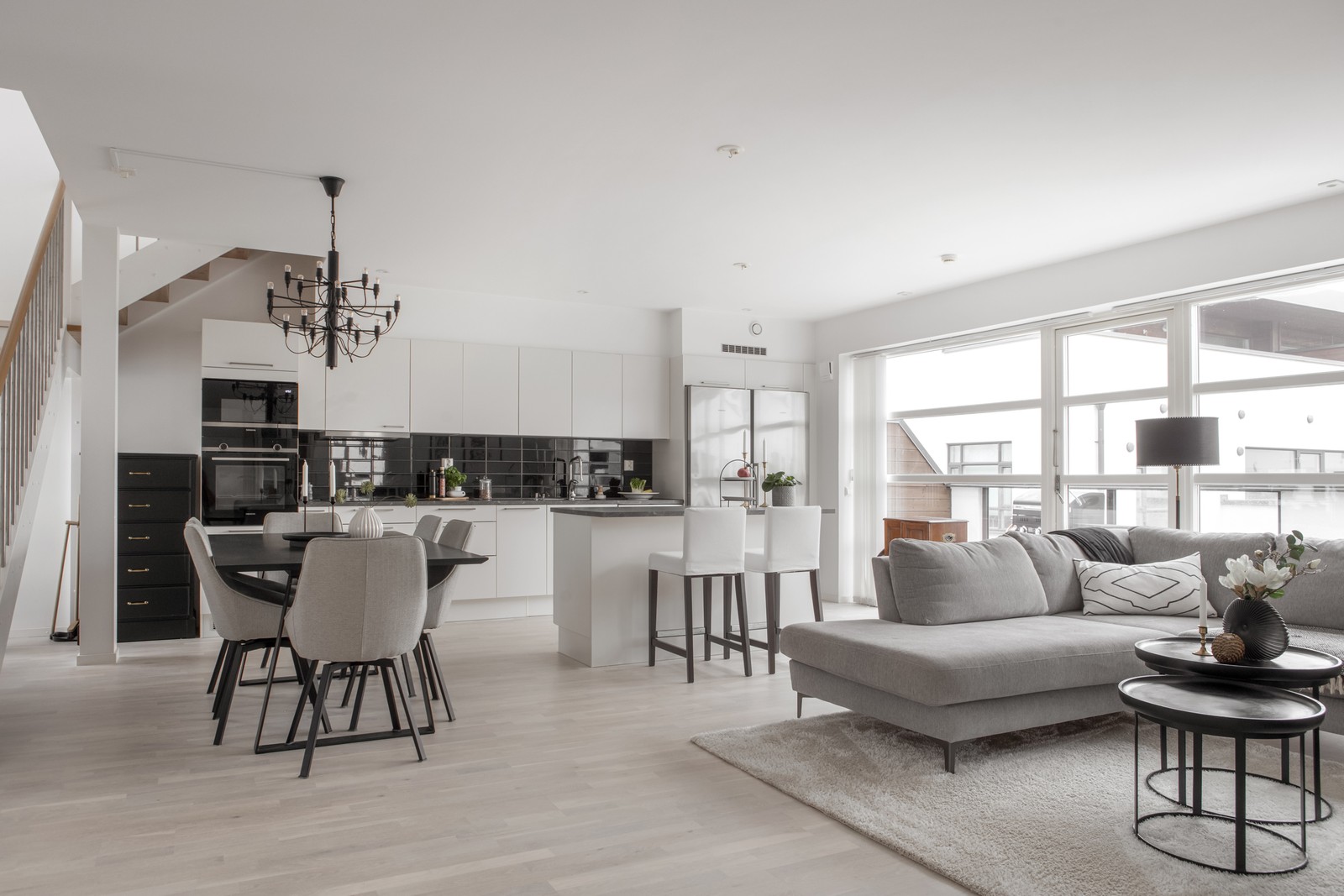 Härliga sällskapsytor och vackert ljusinsläpp från stora fönsterpartier som vetter ut till bostadens