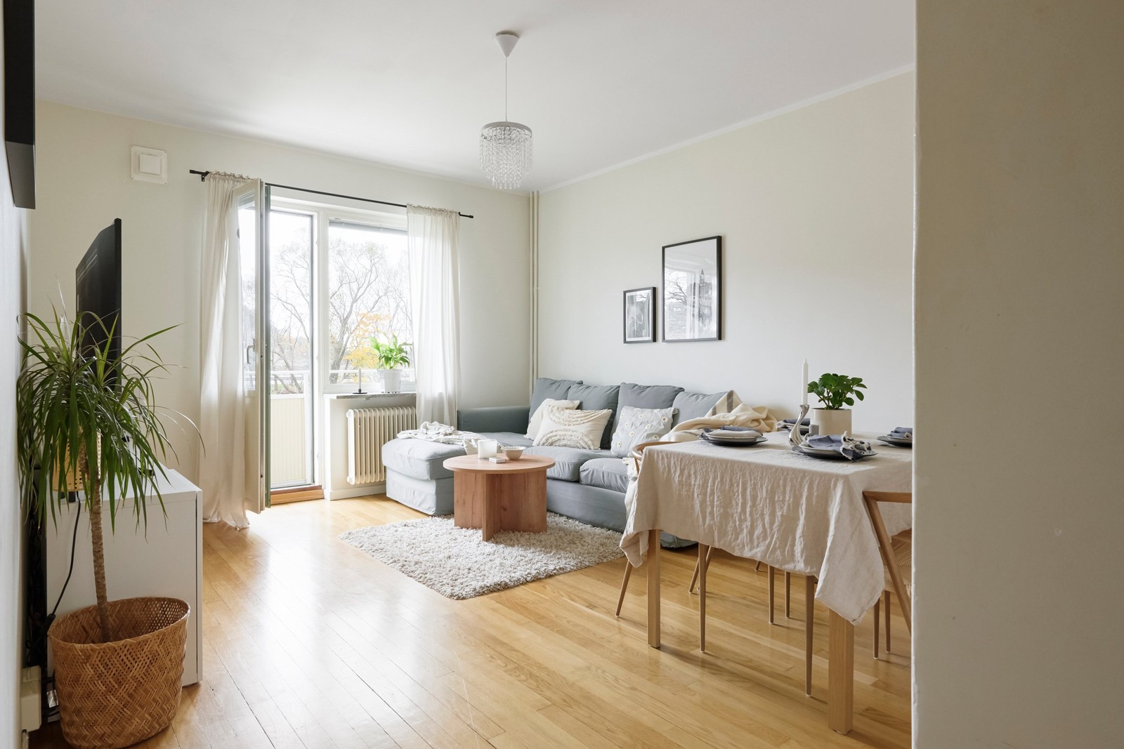 Välkommen till 2 rok med soldränkt balkong!