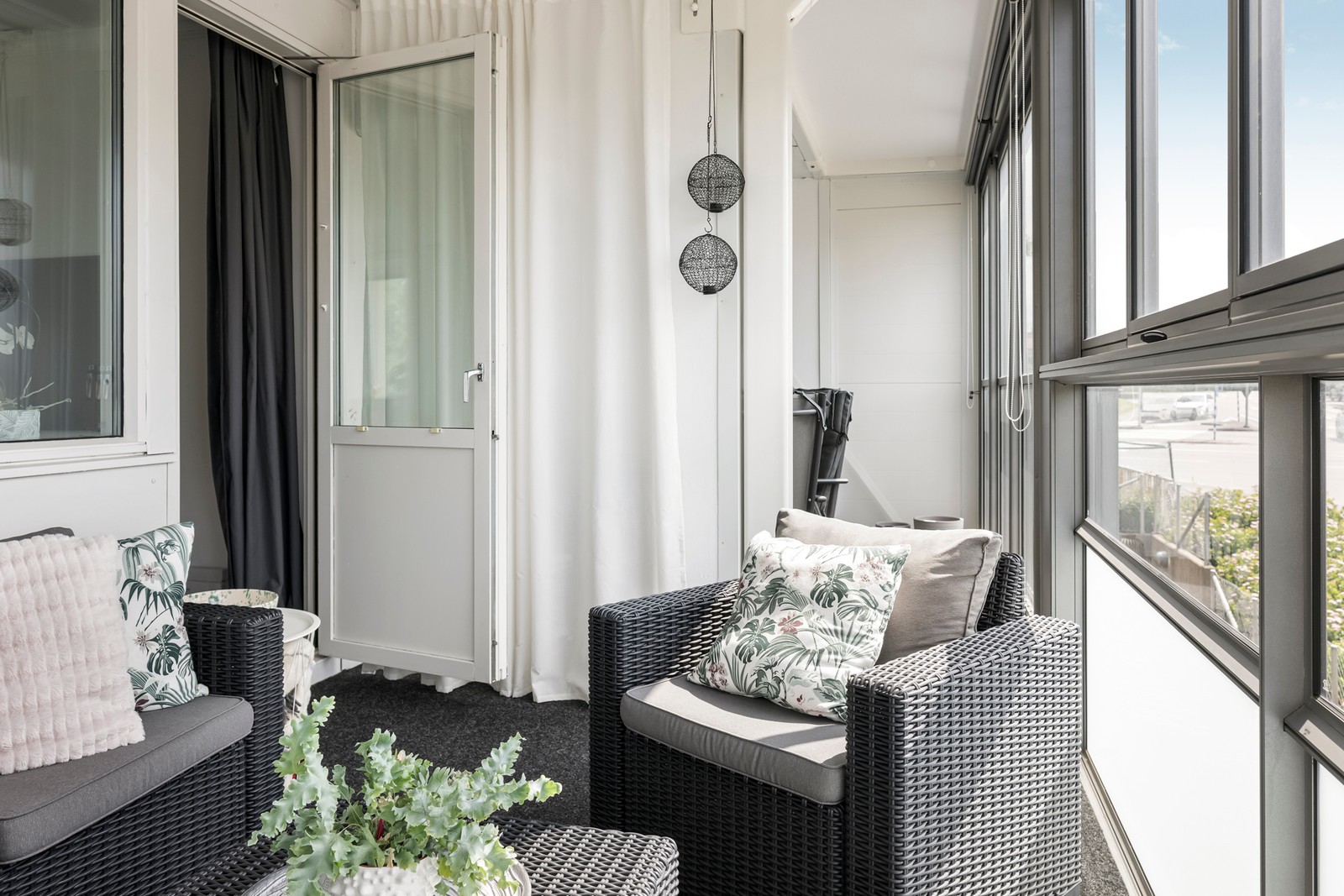 Balkongen har två avdelningar och stäcker sig längs lägenhetens hela vägg