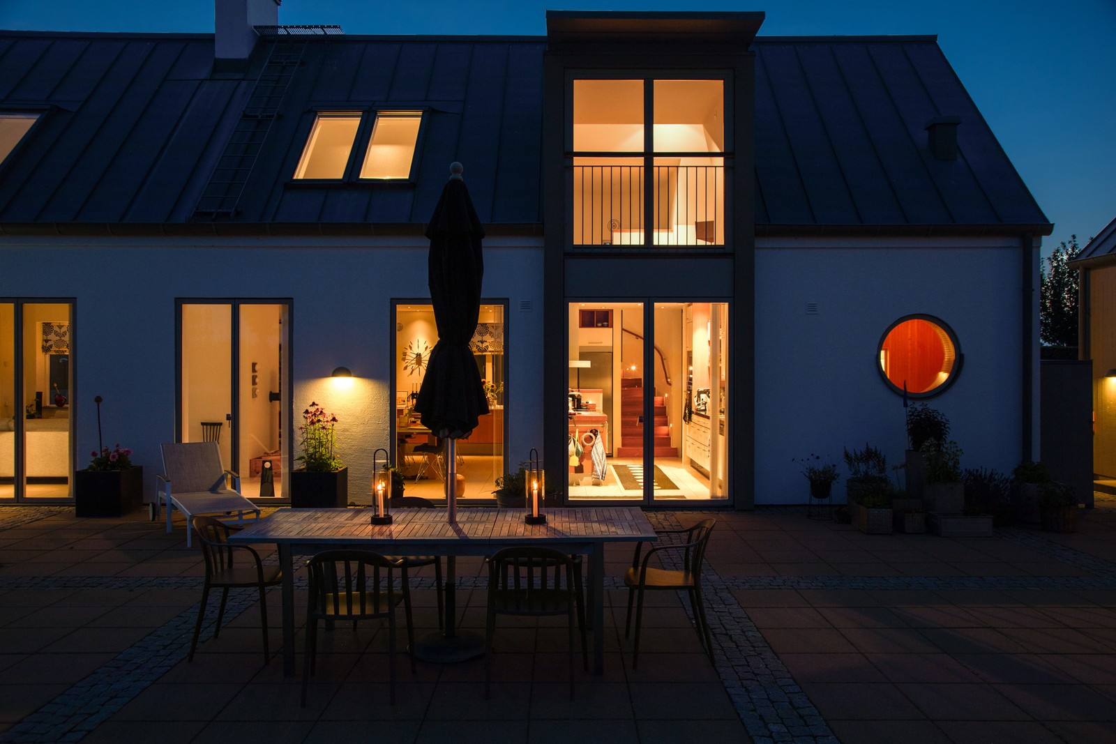 En smakfullt designad byggnad med tilltagna fönsterproportioner