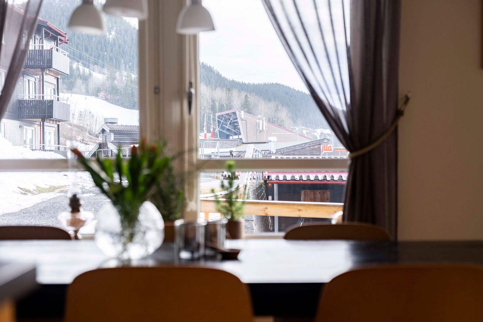 Vy mot kabinbanan bara några få meter från lägenheten