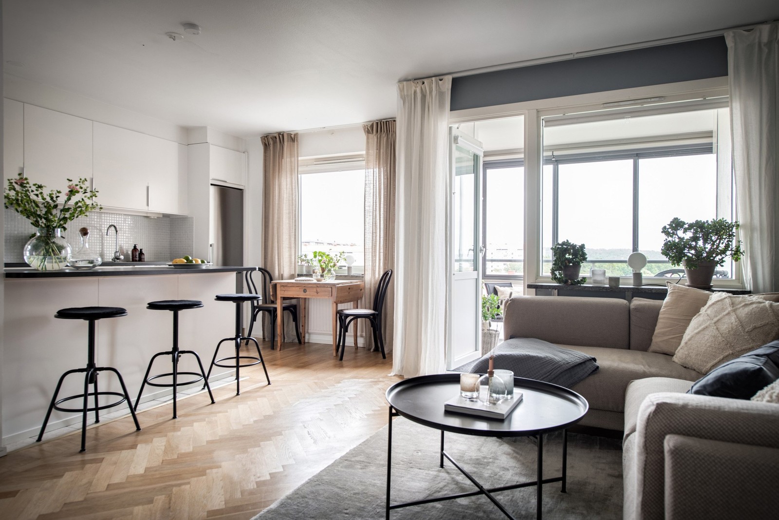 Välkommen till en välplanerad etta på våning 10 av 12 i natursköna Ruddalen