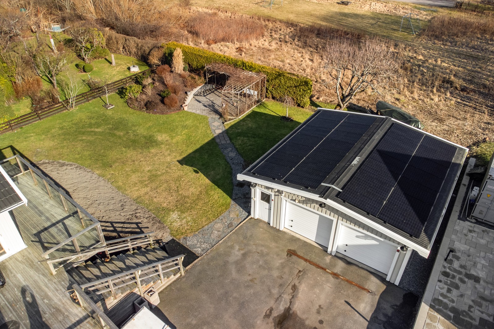 Fastigheten med dubbelgarage och solceller