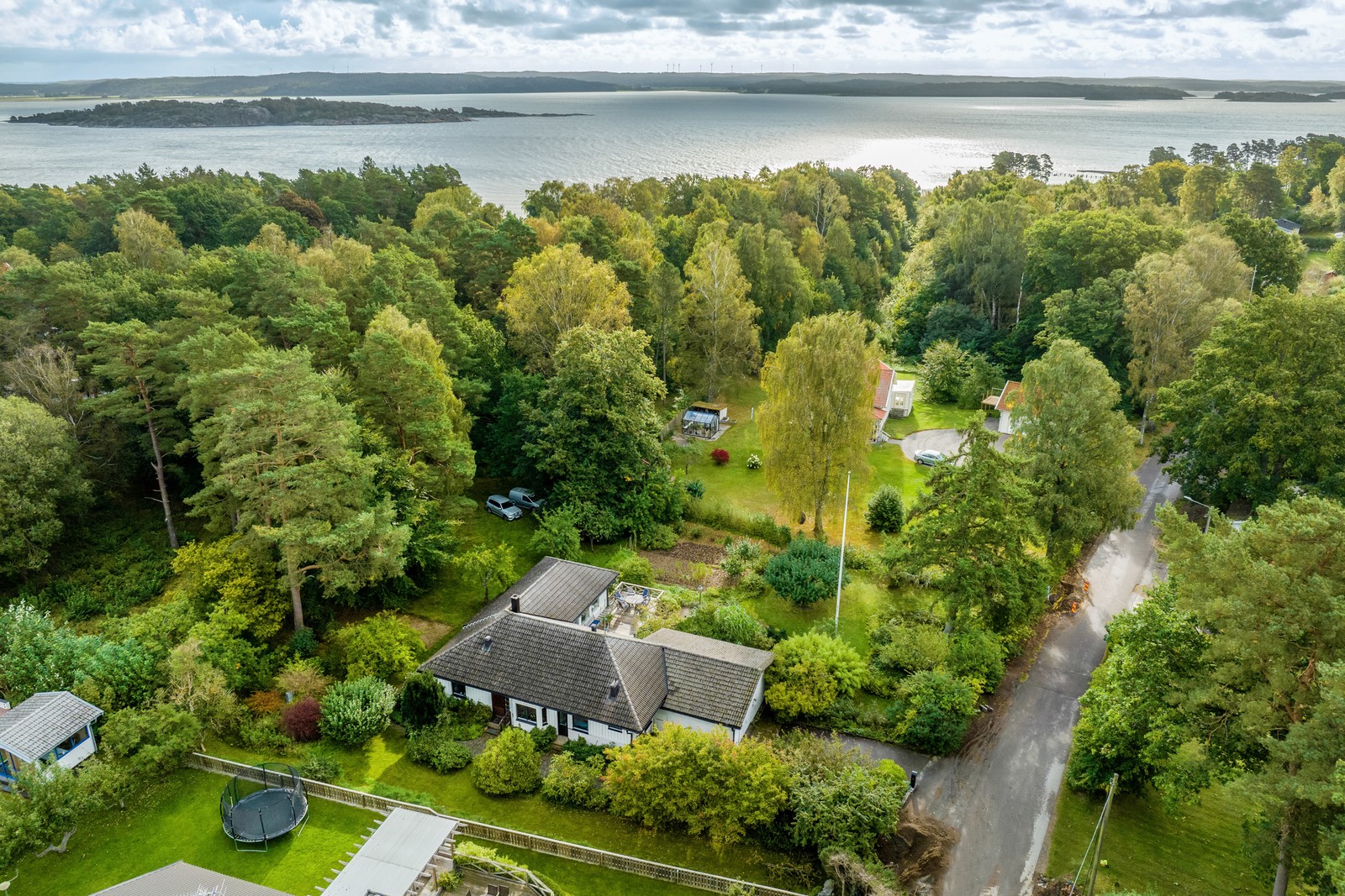 Välkommen till detta trevliga enplanshus på lummig trädgårdstomt och nära havet