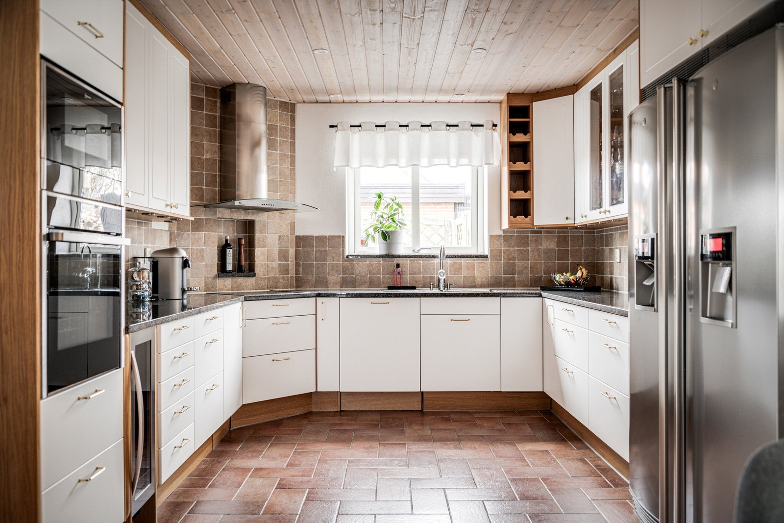 Kök från Marbodal med nyare luckor från Härjedalskök, därtill rostfria vitvaror