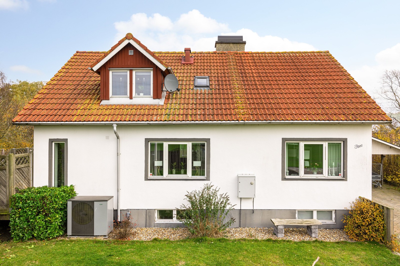 Vackert stenhus som byggdes till, inklusive nyare tak, år 2006