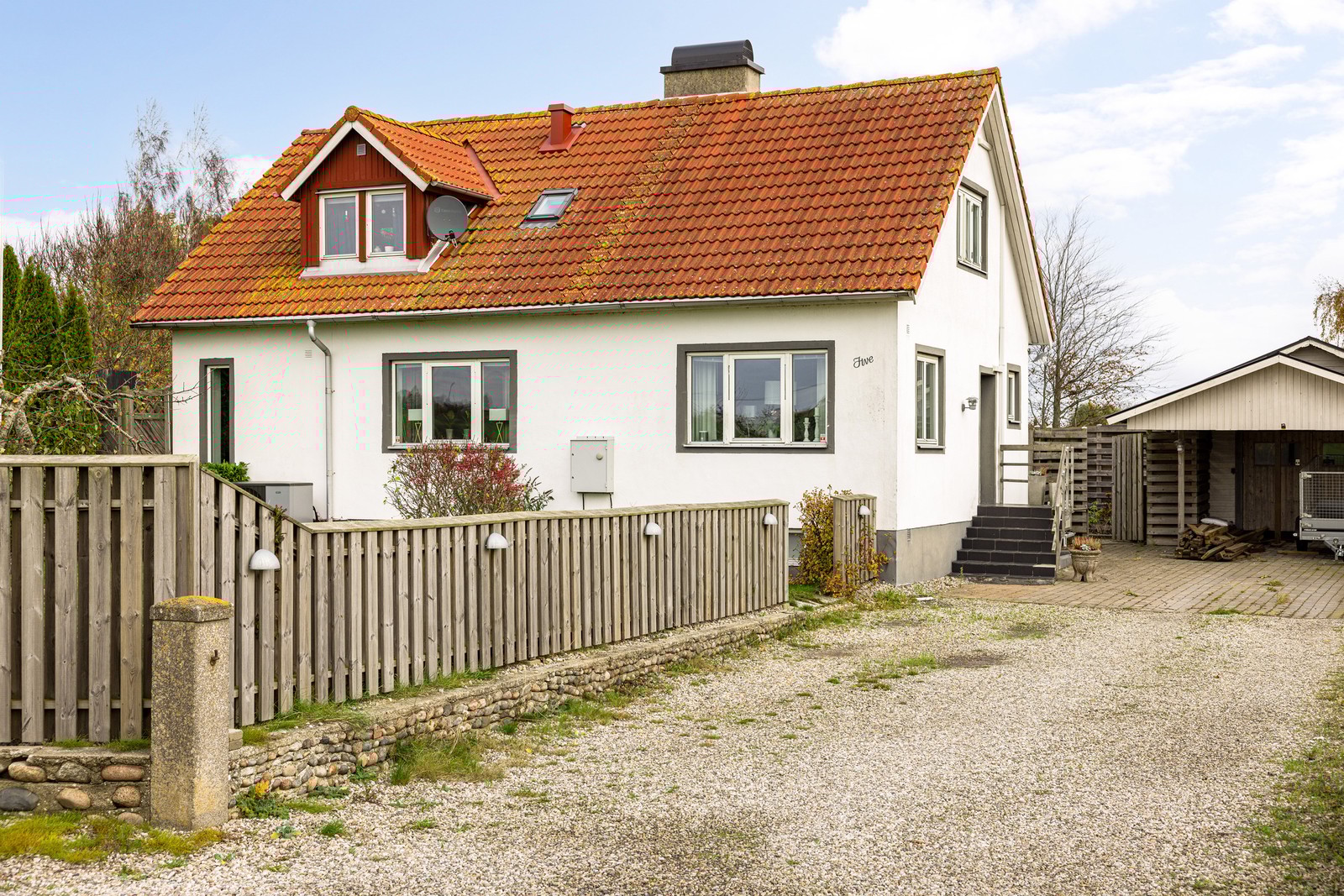 Rejäl uppfart, carport och garage