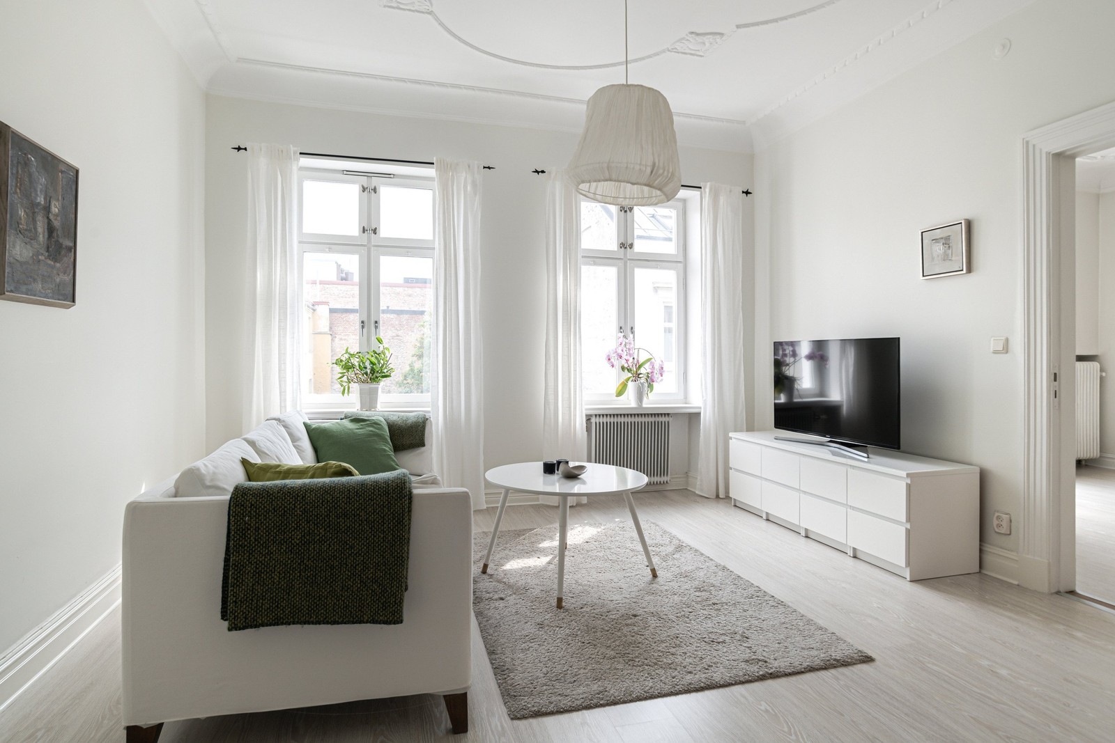 Varmt välkommen till Bollbrogatan 5A och till detta underbara hem.