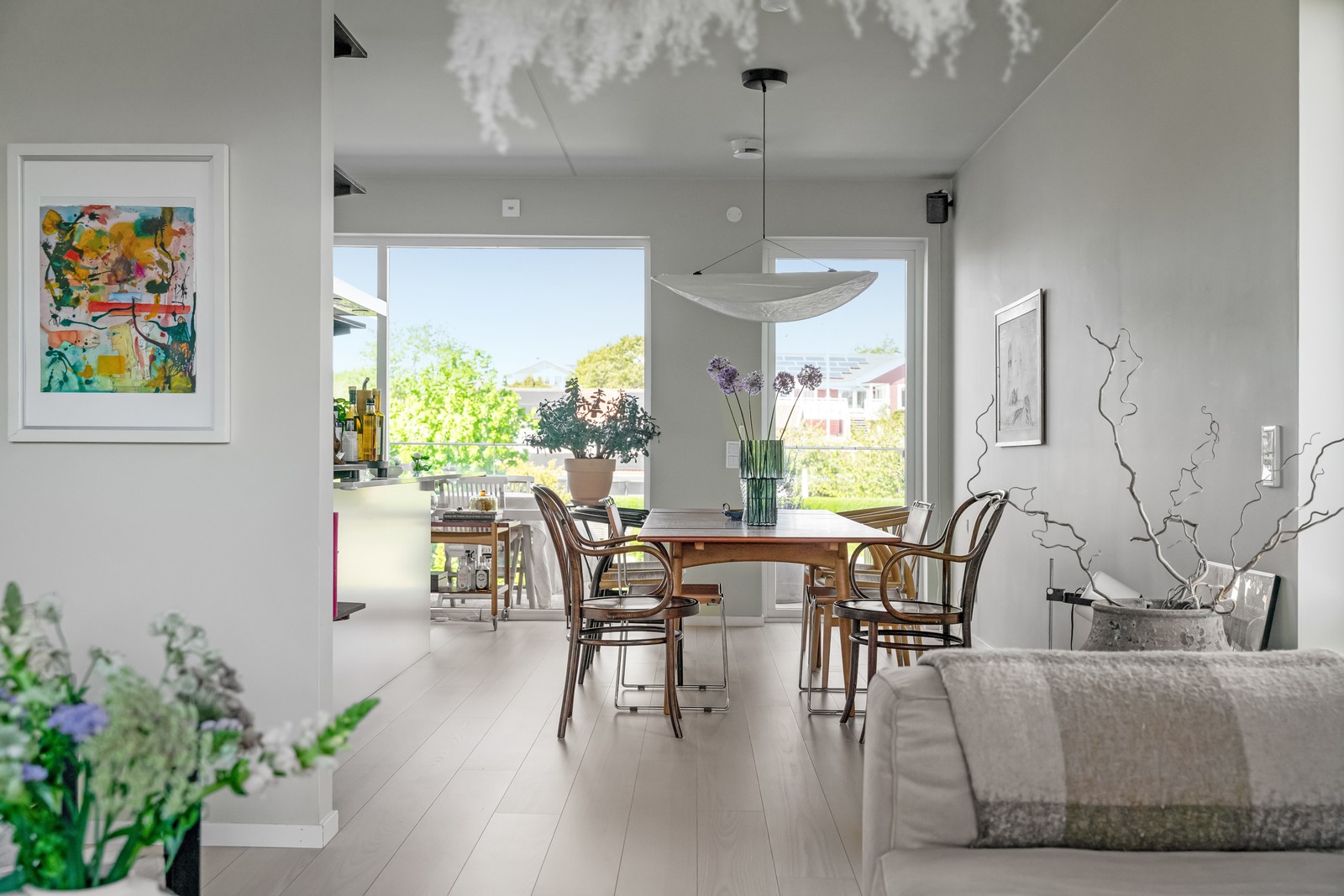 Från köket nås den större balkongen med kvällssol