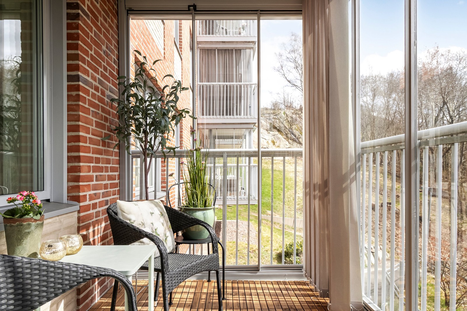 Välkomna till denna trevliga tvåa med stor inglasad balkong