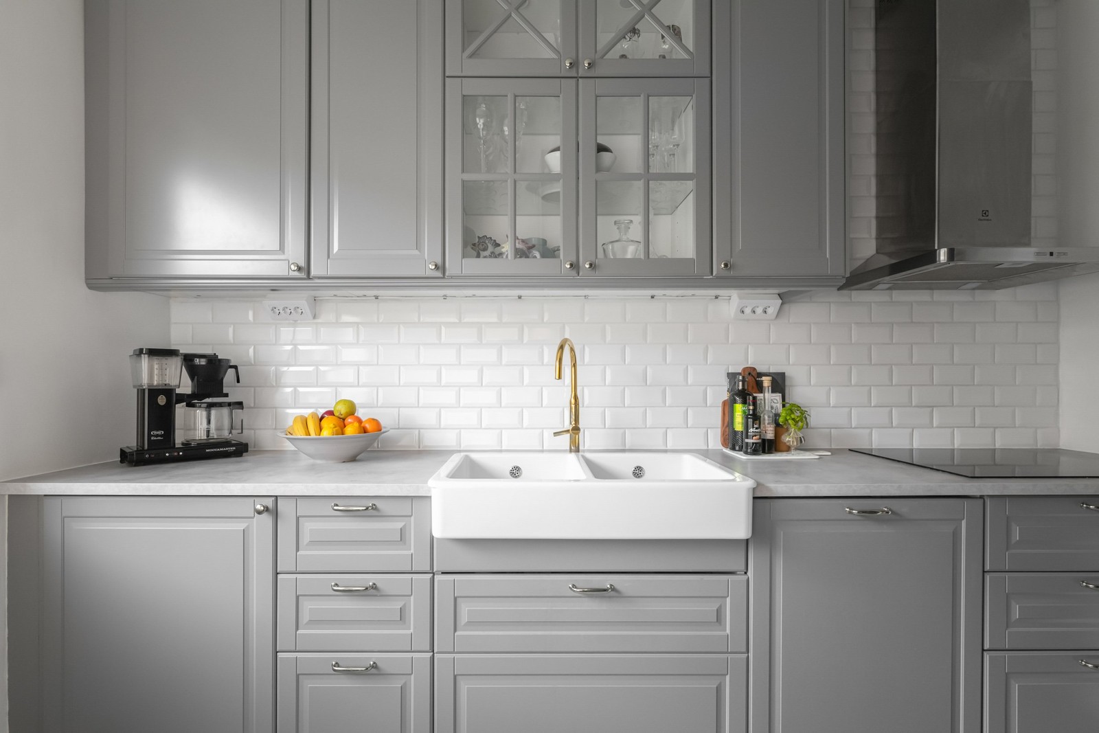 Gott om arbetsyta och förvaring bakom de grå skåpsluckorna