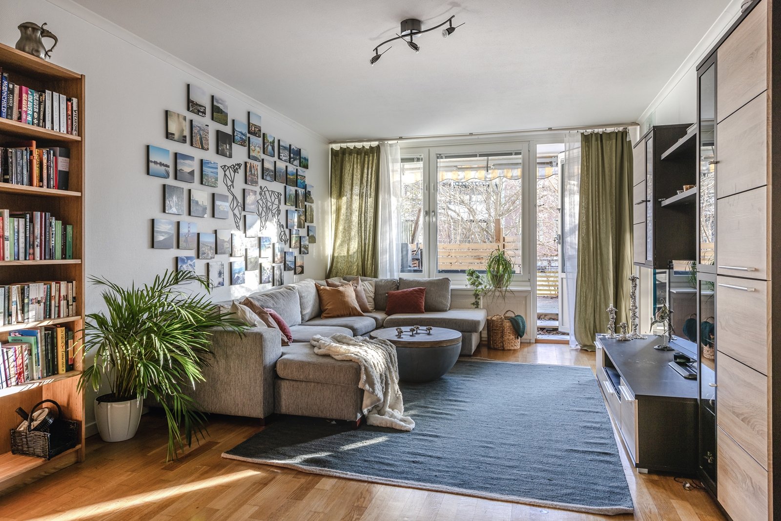 Rymligt, socialt och öppet vardagsrum med fint ljusinsläpp